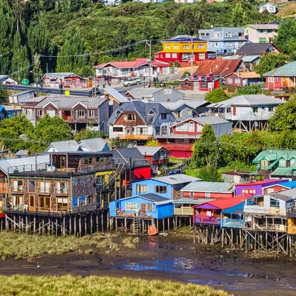 Reisebausteine Chile Rundreisen Patagonien Carretera Austral Dorf Stelzen 